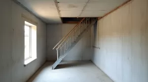 Montaż schodów strychowych w stropie betonowym