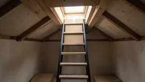 schody do małego otworu w stropie